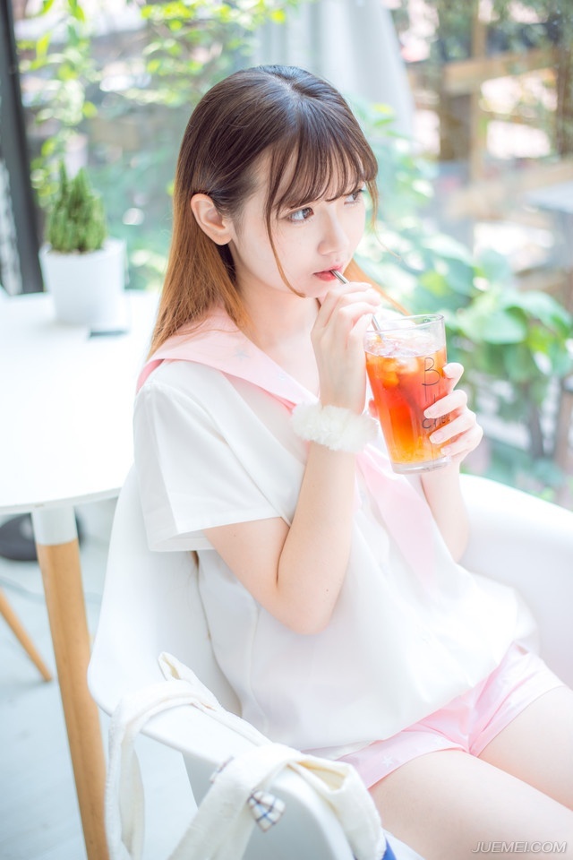 “孝直，几年不见，你跟那老狐狸学得一套还真管用。”城中的战斗已经接近尾声，零星的抵抗并不能为这已经倾倒的成都城带来任何变故，庞统和魏延找到了法正和张松，微笑道。